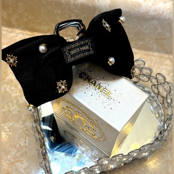 A Touch of Posh Hair Clip 🖤 - Picture 9 of 14